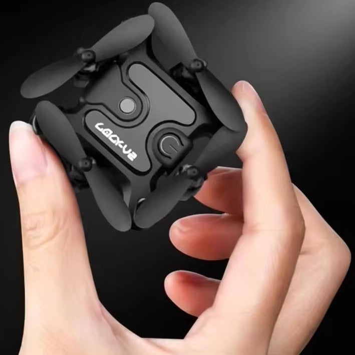 Złożony mini dron Flygoo trzymany w dłoni