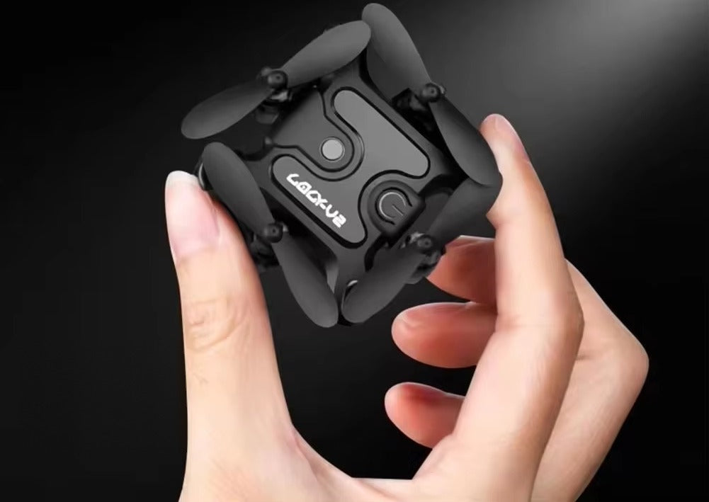 Złożony mini dron Flygoo trzymany w dłoni